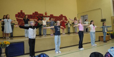 Die Klasse 5a führt einen Tanz auf.