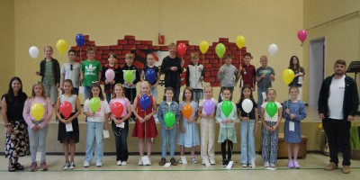 Klasse 5a mit ihren Klassenlehrern Melike Aksit und Fabian Bachmann