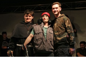 Bruder Tuck (Levin Kassel), Little John (Efe Yozgat) und Robin Hood (Jakob Aßmann)