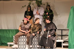 Im Sherwood Forest: Little John (Tunahan Yokaribas), Robin (Jonah Field) und Bruder Tuck (Levin Kassel)
