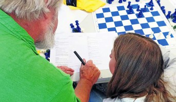 Gemeinsam oder mit dem Lehrer üben die Schach-AGler die Aufgabenstellungen für das Diplom.